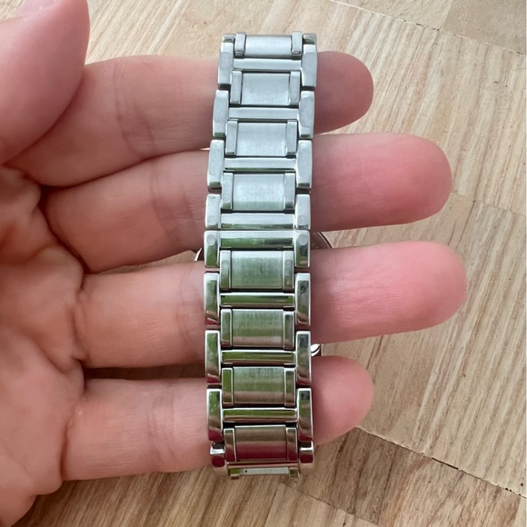 Bulova Ladies silver tone Diamonds 96R19 dress watch NEW BATTERY